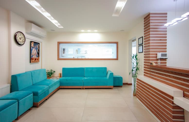 Helles Behandlungszimmer