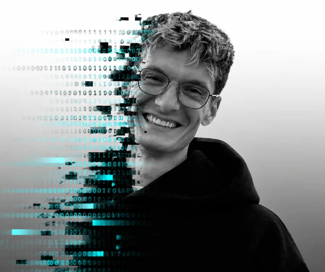Dennis Haussmann, Gründer von DH Cloudworks, dessen Porträt zur Hälfte in Binärcode zerfällt