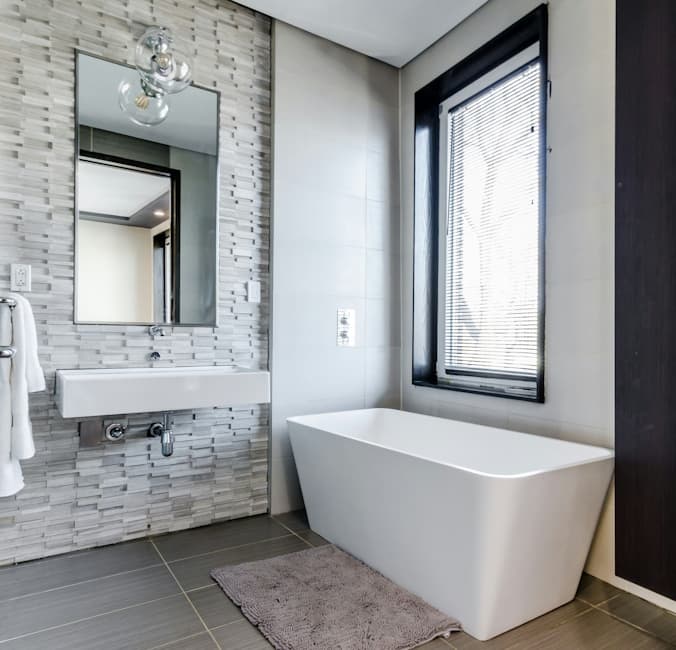 Walk-in-Dusche in modernem Bad